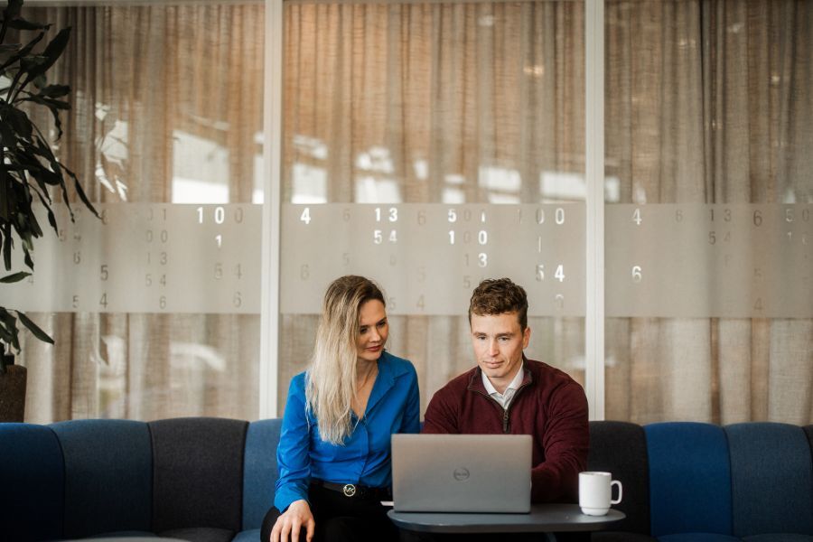 eplus-to-som-jobber-i-sofa-800x